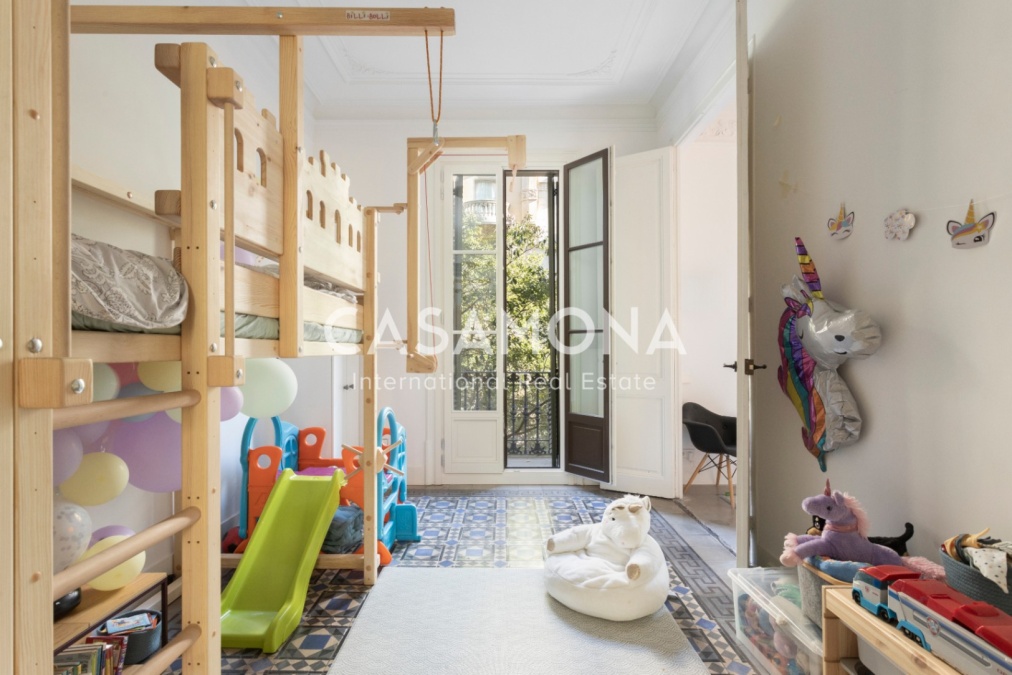 Modernist Gem with Bright Balcony in the Heart of Dreta de l’Eixample