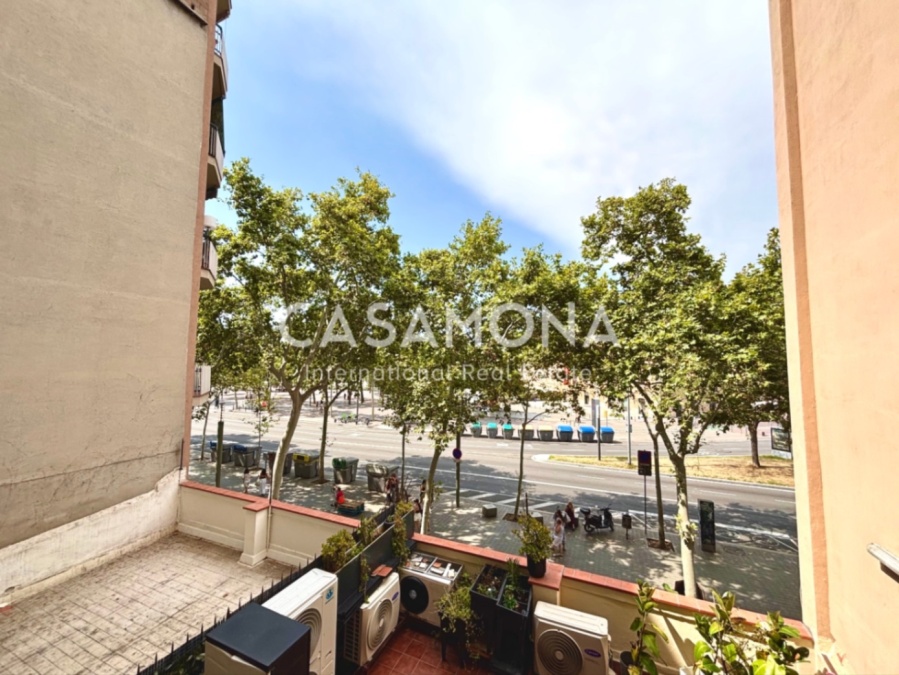 (SOLD) Fully Renovated 2 Bedroom Apartment with a Balcony Facing the Harbour of Barceloneta