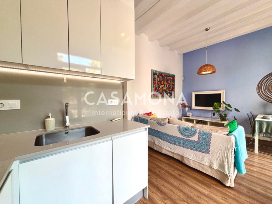 (SOLD) Fully Renovated 2 Bedroom Apartment with a Balcony Facing the Harbour of Barceloneta