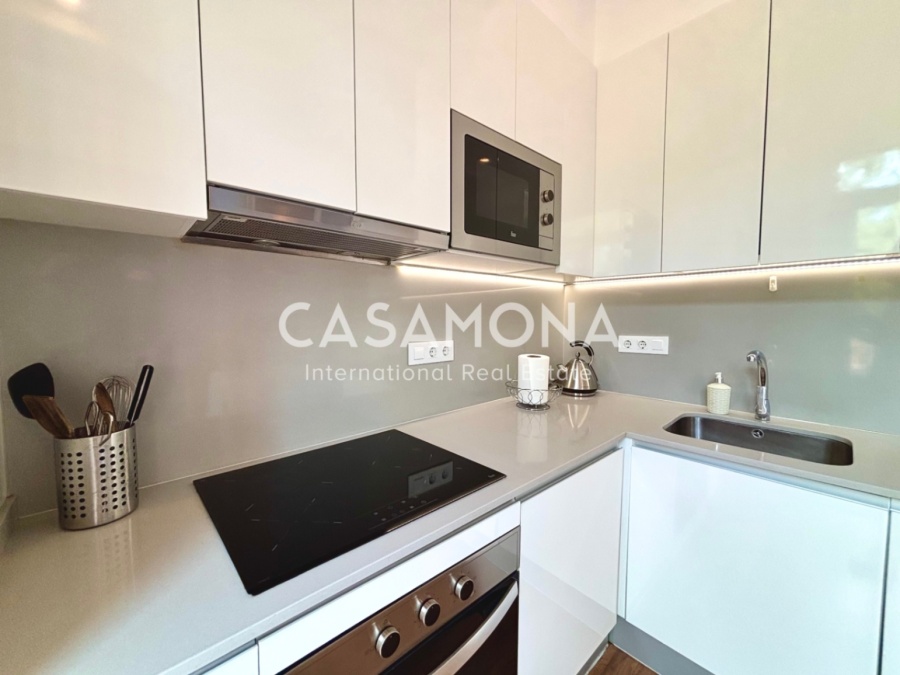 (SOLD) Fully Renovated 2 Bedroom Apartment with a Balcony Facing the Harbour of Barceloneta