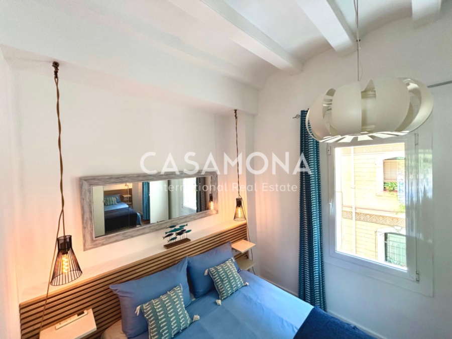 (SOLD) Fully Renovated 2 Bedroom Apartment with a Balcony Facing the Harbour of Barceloneta