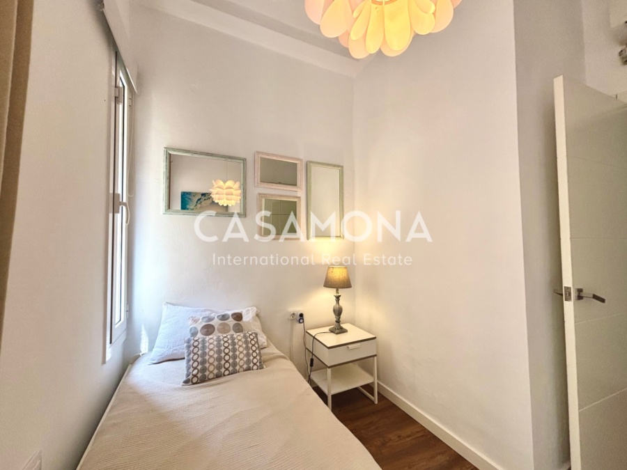 (SOLD) Fully Renovated 2 Bedroom Apartment with a Balcony Facing the Harbour of Barceloneta