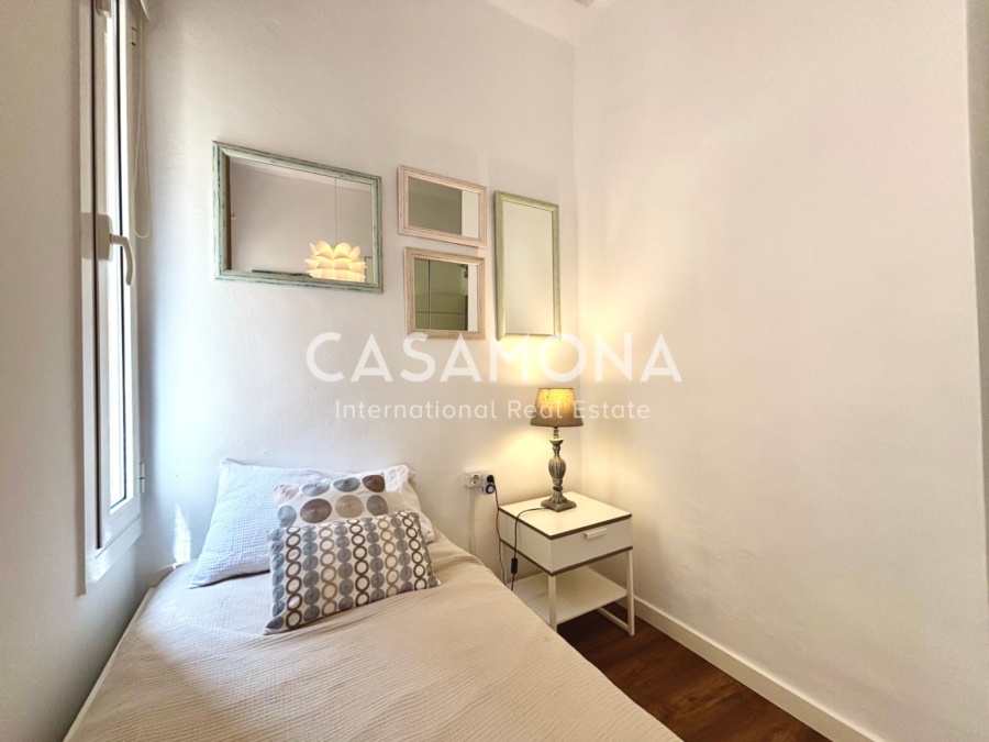 (SOLD) Fully Renovated 2 Bedroom Apartment with a Balcony Facing the Harbour of Barceloneta