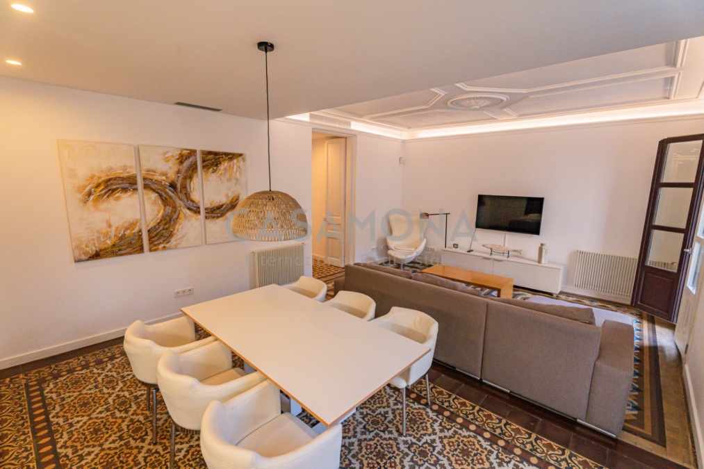 Charming 2-Bedroom Apartment With Balcony And Unique Catalan Features Near Plaça Catalunya Charming 2-Bedroom Apartment With Balcony And Unique Catalan Features Near Plaça Catalunya