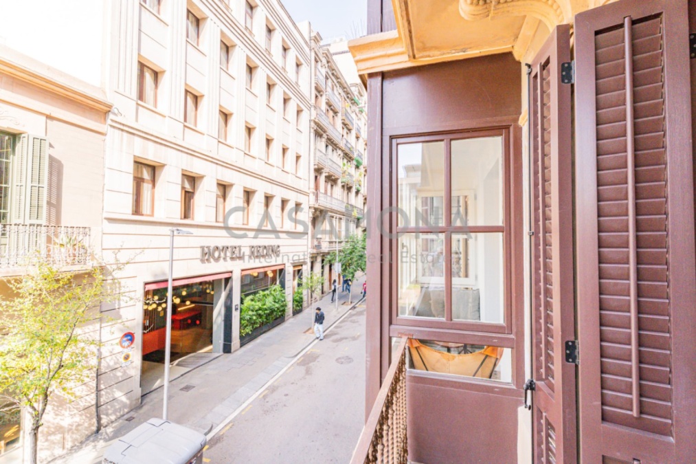 Encantador Apartamento De 2 Dormitorios Con Balcón Y Detalles Catalanes Únicos Cerca De Plaça Catalunya