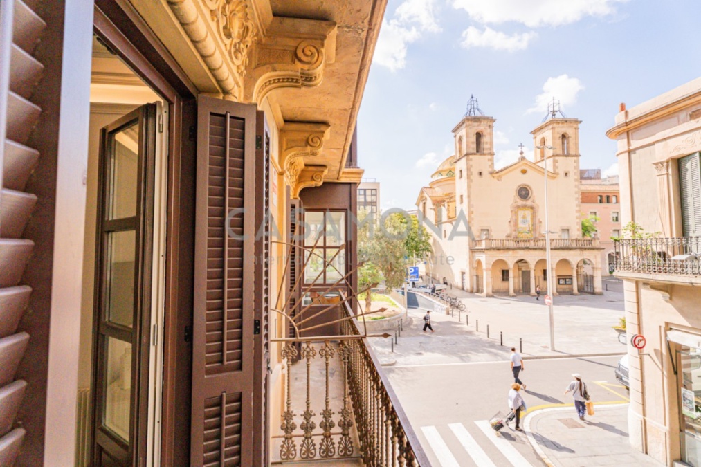 Charmante 2-Zimmer-Wohnung Mit Balkon Und Einzigartigen Katalanischen Details Nahe Plaça Catalunya