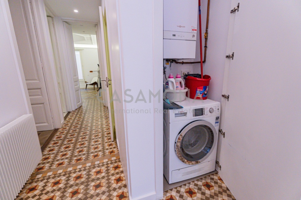 Charmante 2-Zimmer-Wohnung Mit Balkon Und Einzigartigen Katalanischen Details Nahe Plaça Catalunya