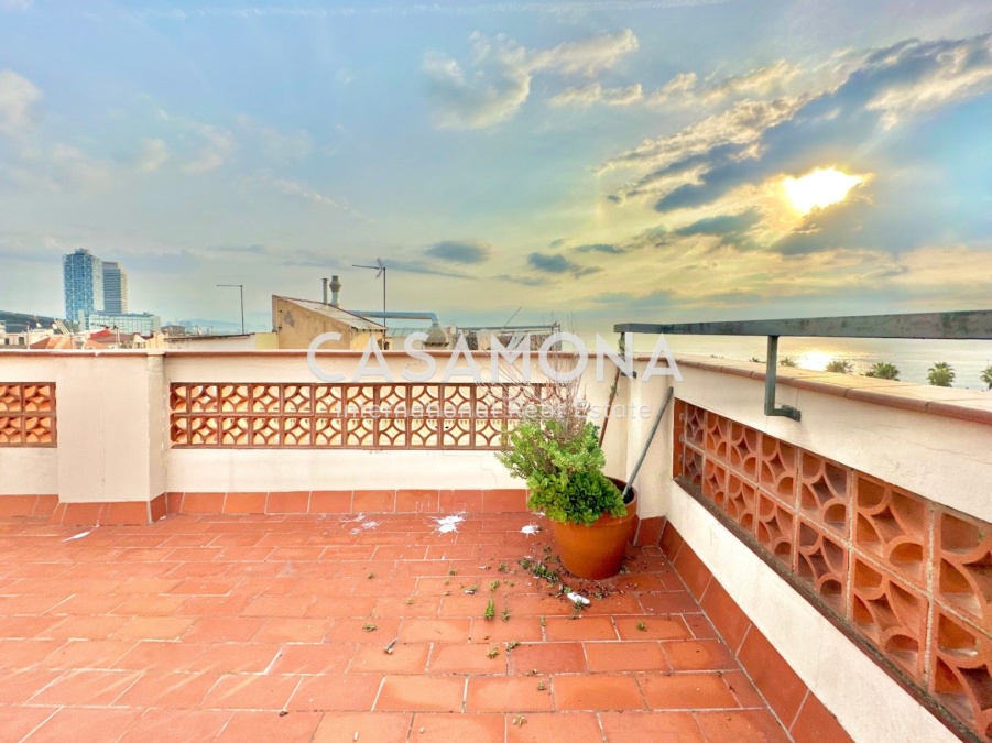 (SOLD) Apartament amb vistes al mar i doble terrassa – projecte de renovació amb molt potencial