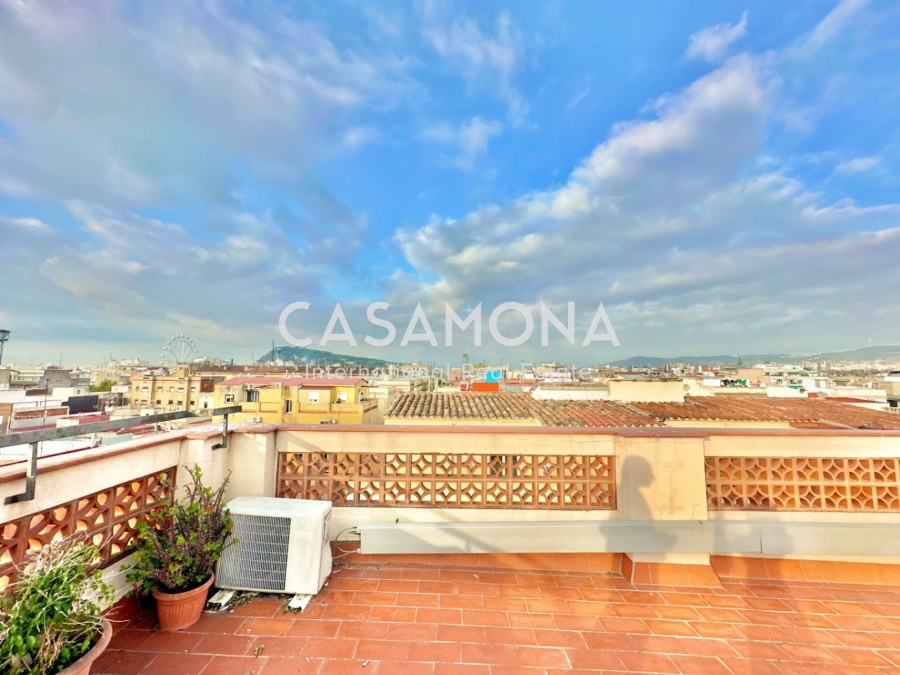 (SOLD) Apartament amb vistes al mar i doble terrassa – projecte de renovació amb molt potencial