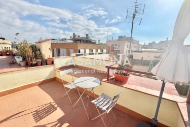 Duplex amb encant de 2 dormitoris amb terrassa al terrat al cobejat barri del Born Duplex amb encant de 2 dormitoris amb terrassa al terrat al cobejat barri del Born
