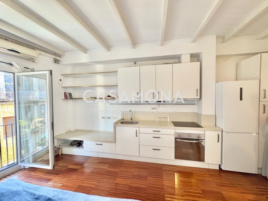 Stylish 2-Bedroom Duplex with Rooftop Terrace in Sought-After El Born Stylish 2-Bedroom Duplex with Rooftop Terrace in Sought-After El Born