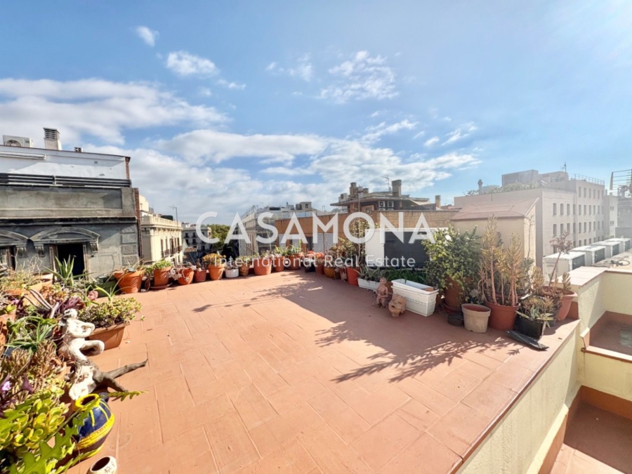 Stylish 2-Bedroom Duplex with Rooftop Terrace in Sought-After El Born Stylish 2-Bedroom Duplex with Rooftop Terrace in Sought-After El Born