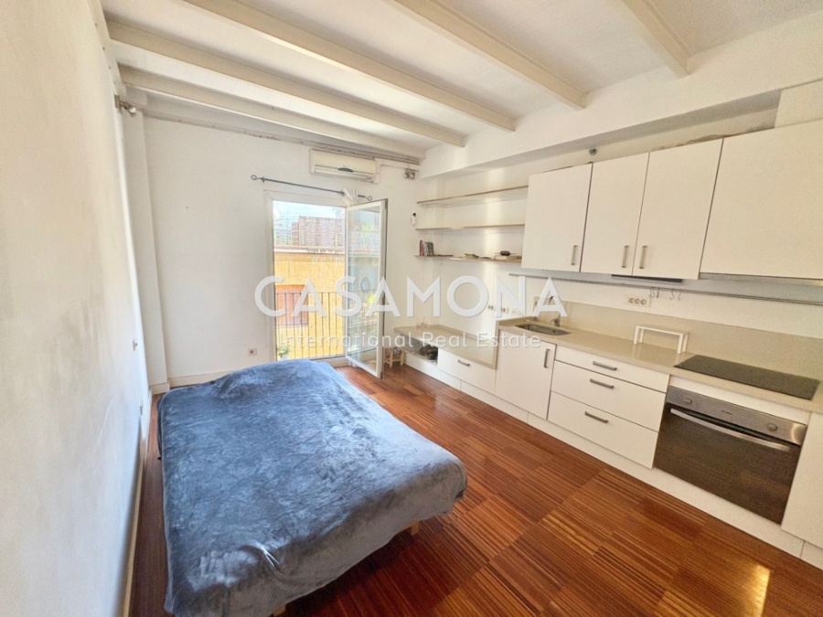 Stylish 2-Bedroom Duplex with Rooftop Terrace in Sought-After El Born Stylish 2-Bedroom Duplex with Rooftop Terrace in Sought-After El Born