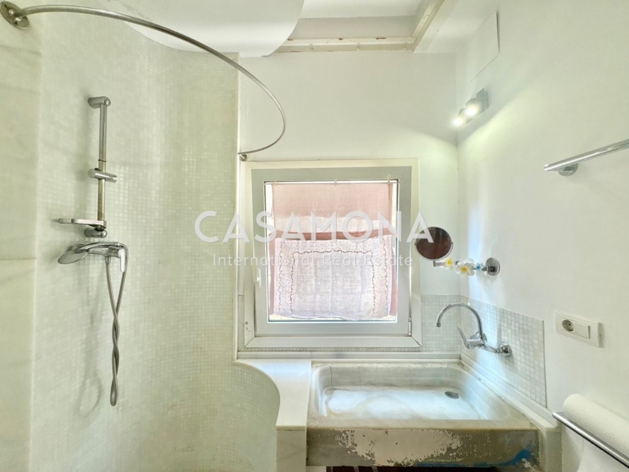 Stylish 2-Bedroom Duplex with Rooftop Terrace in Sought-After El Born Stylish 2-Bedroom Duplex with Rooftop Terrace in Sought-After El Born