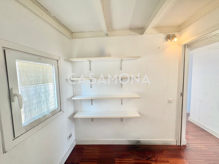 Stylish 2-Bedroom Duplex with Rooftop Terrace in Sought-After El Born Stylish 2-Bedroom Duplex with Rooftop Terrace in Sought-After El Born