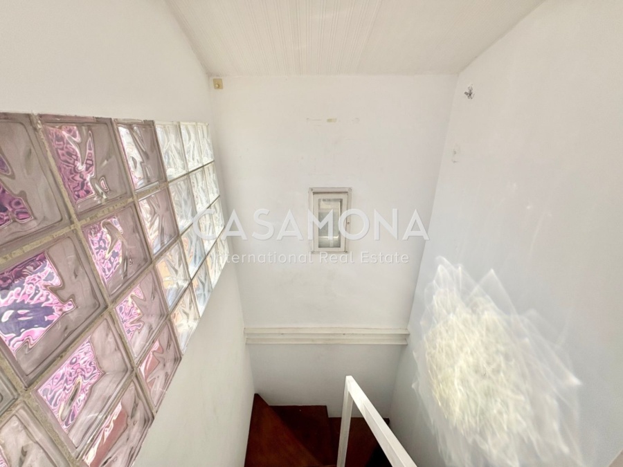 Stylish 2-Bedroom Duplex with Rooftop Terrace in Sought-After El Born Stylish 2-Bedroom Duplex with Rooftop Terrace in Sought-After El Born