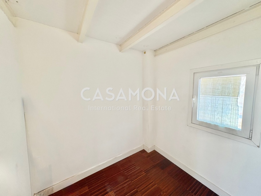 Stylish 2-Bedroom Duplex with Rooftop Terrace in Sought-After El Born Stylish 2-Bedroom Duplex with Rooftop Terrace in Sought-After El Born