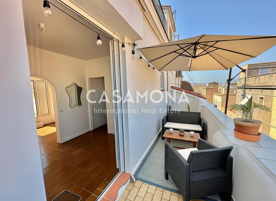 (SOLD) Bright Mediterranean attic apartment perched by the sea