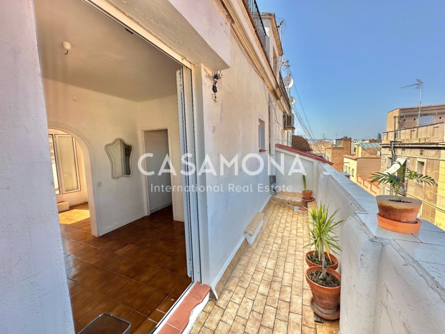 (SOLD) Bright Mediterranean attic apartment perched by the sea