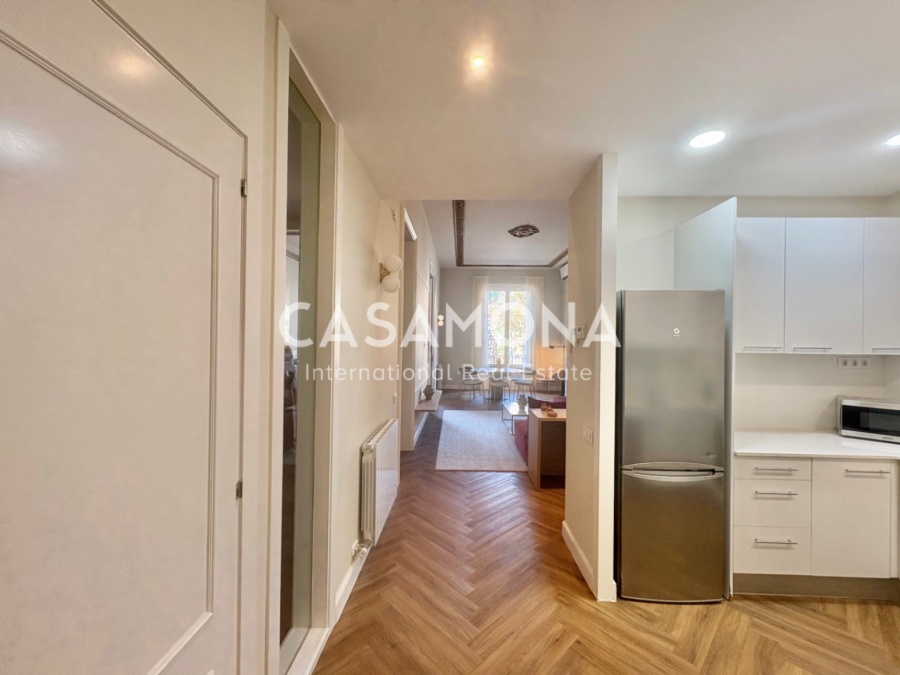 Fully Renovated 3-Bedroom Apartment in Port Vell Combining Historic Charm and Modern Elegance