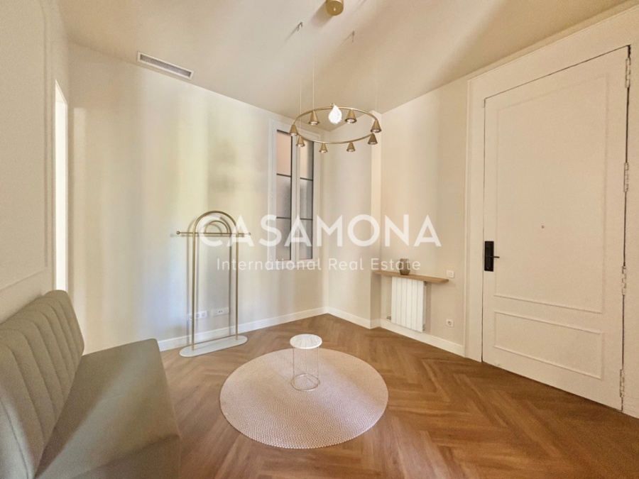 Fully Renovated 3-Bedroom Apartment in Port Vell Combining Historic Charm and Modern Elegance