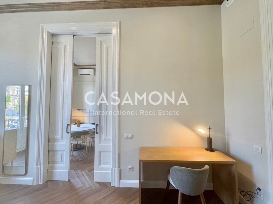 Fully Renovated 3-Bedroom Apartment in Port Vell Combining Historic Charm and Modern Elegance
