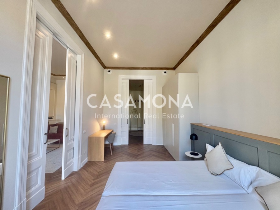 Fully Renovated 3-Bedroom Apartment in Port Vell Combining Historic Charm and Modern Elegance