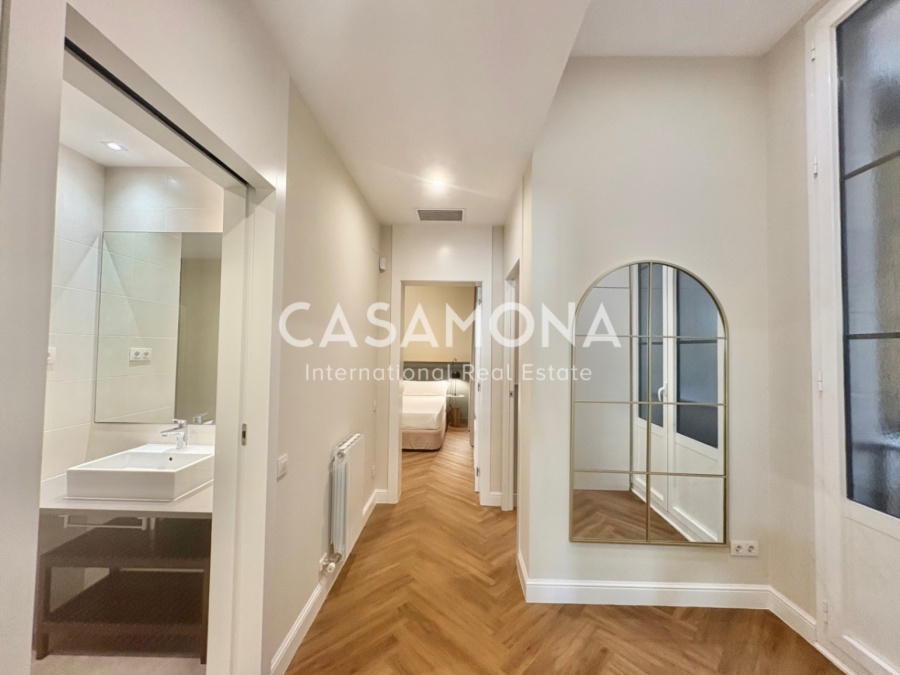 Fully Renovated 3-Bedroom Apartment in Port Vell Combining Historic Charm and Modern Elegance