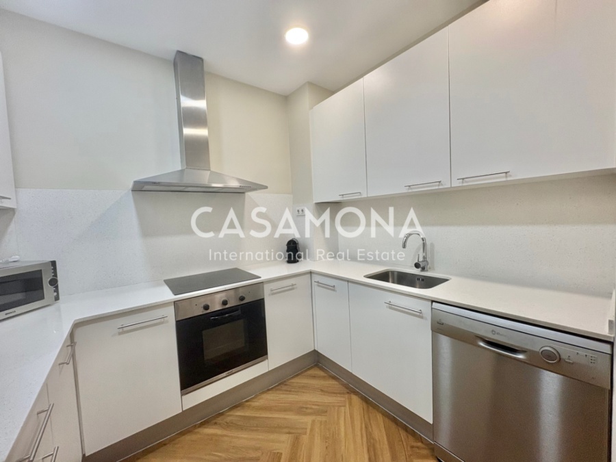 Fully Renovated 3-Bedroom Apartment in Port Vell Combining Historic Charm and Modern Elegance