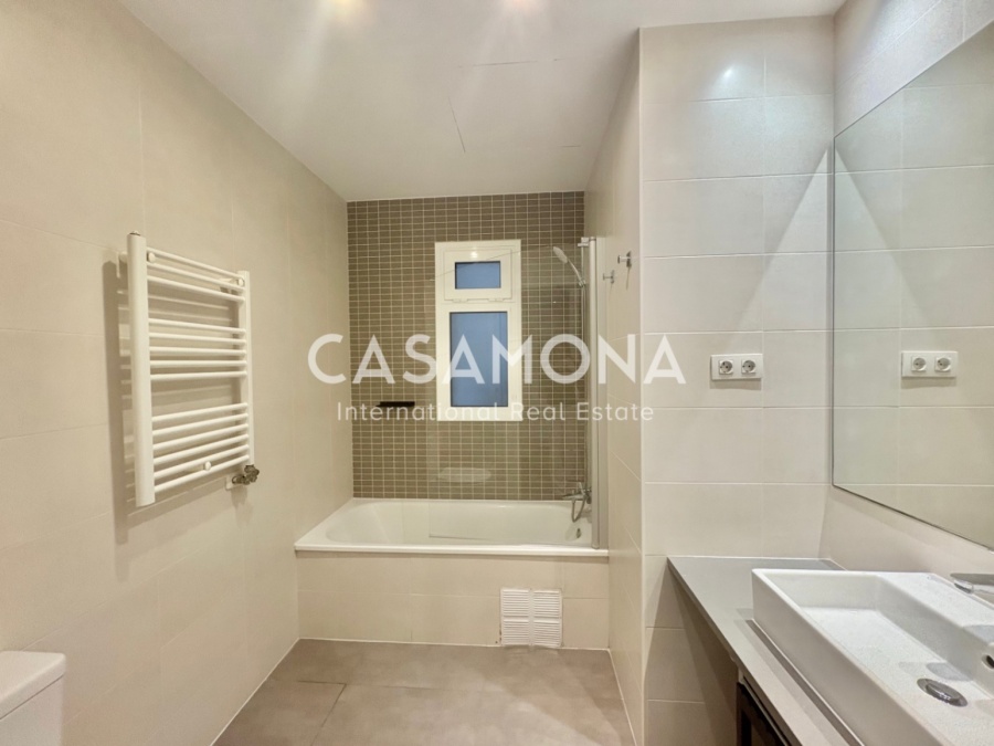 Fully Renovated 3-Bedroom Apartment in Port Vell Combining Historic Charm and Modern Elegance