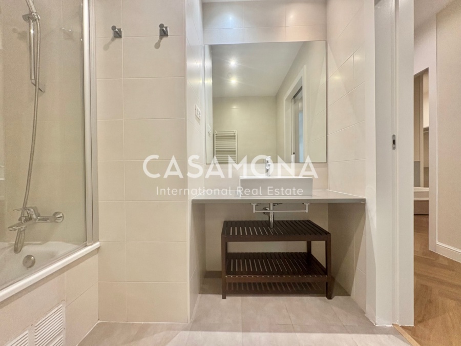 Fully Renovated 3-Bedroom Apartment in Port Vell Combining Historic Charm and Modern Elegance