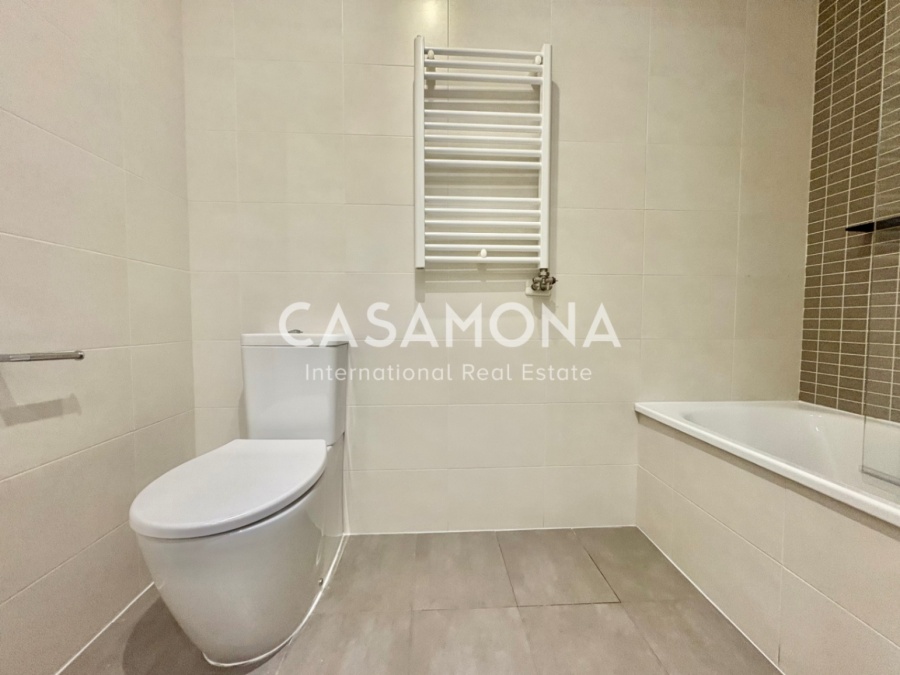 Fully Renovated 3-Bedroom Apartment in Port Vell Combining Historic Charm and Modern Elegance