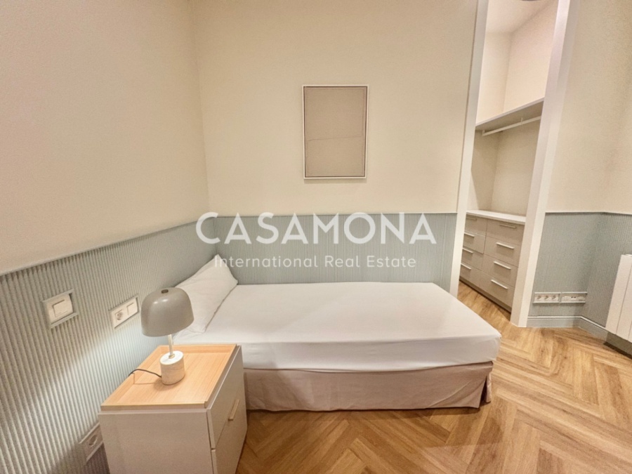 Fully Renovated 3-Bedroom Apartment in Port Vell Combining Historic Charm and Modern Elegance