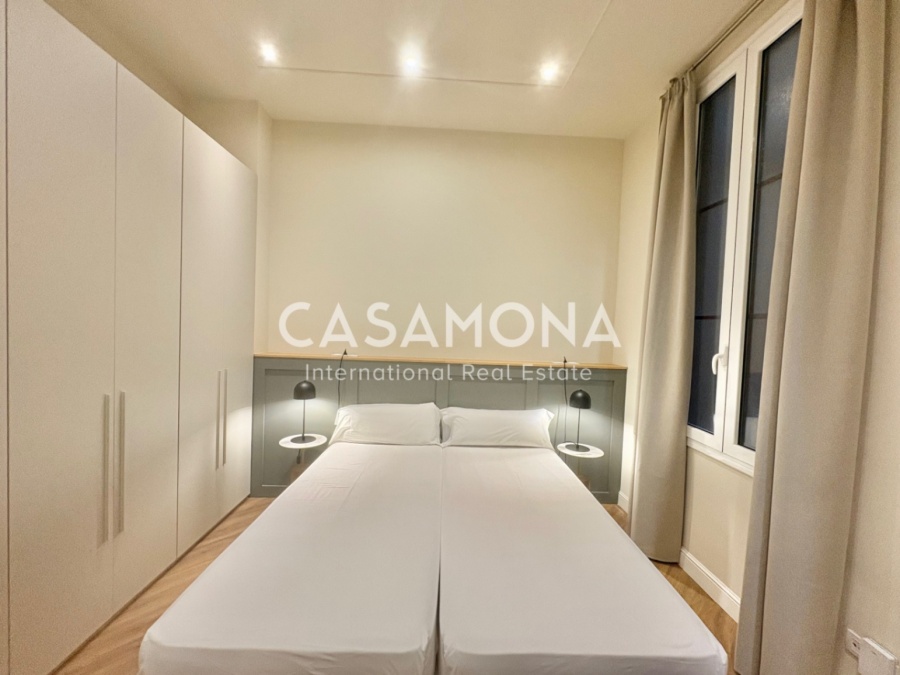 Fully Renovated 3-Bedroom Apartment in Port Vell Combining Historic Charm and Modern Elegance