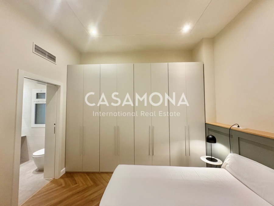 Fully Renovated 3-Bedroom Apartment in Port Vell Combining Historic Charm and Modern Elegance