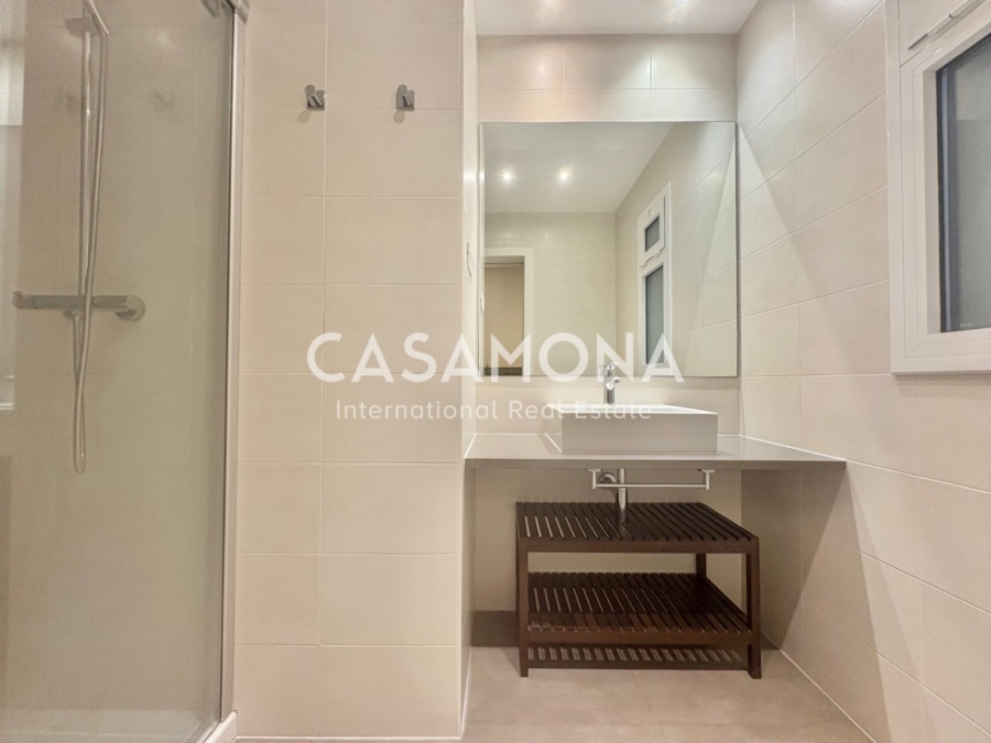 Apartament de 3 Dormitoris Totalment Renovado a Port Vell que Combina l’Encant Històric i l’Elegància Moderna