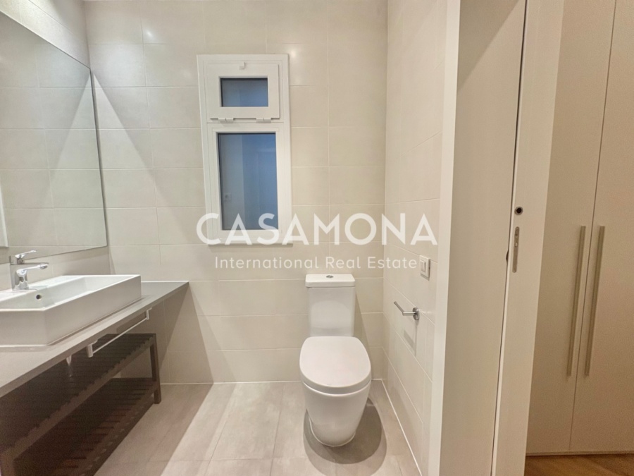Apartament de 3 Dormitoris Totalment Renovado a Port Vell que Combina l’Encant Històric i l’Elegància Moderna