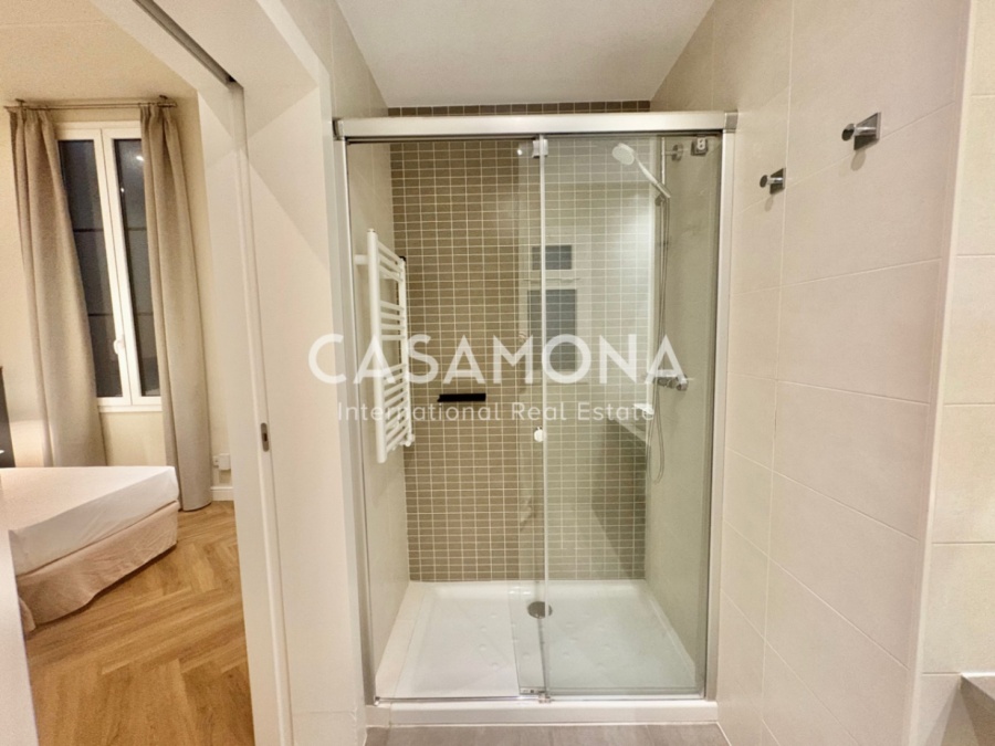 Fully Renovated 3-Bedroom Apartment in Port Vell Combining Historic Charm and Modern Elegance