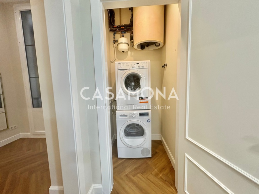Fully Renovated 3-Bedroom Apartment in Port Vell Combining Historic Charm and Modern Elegance