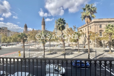 Elegant pis de 3 habitacions amb piscina, una enorme terrassa i vistes excepcionals de la ciutat. Elegant pis de 3 habitacions amb piscina, una enorme terrassa i vistes excepcionals de la ciutat.