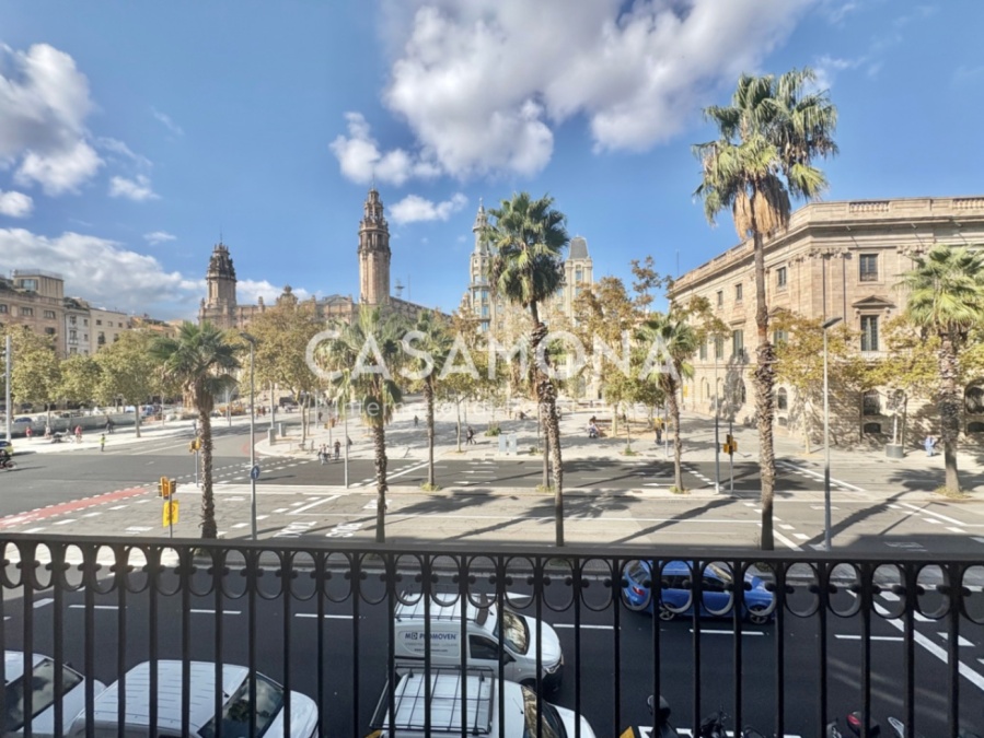 Elegant pis de 3 habitacions amb piscina, una enorme terrassa i vistes excepcionals de la ciutat.