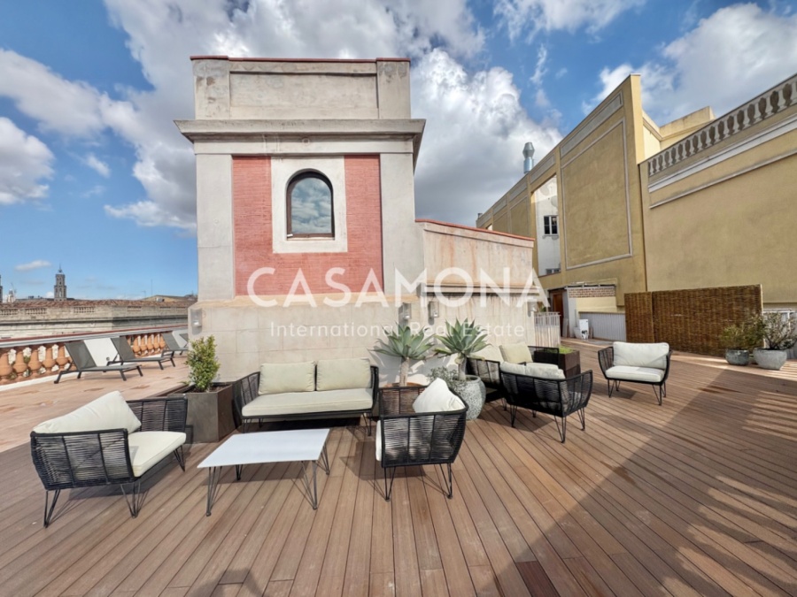 Elegant pis de 3 habitacions amb piscina, una enorme terrassa i vistes excepcionals de la ciutat.