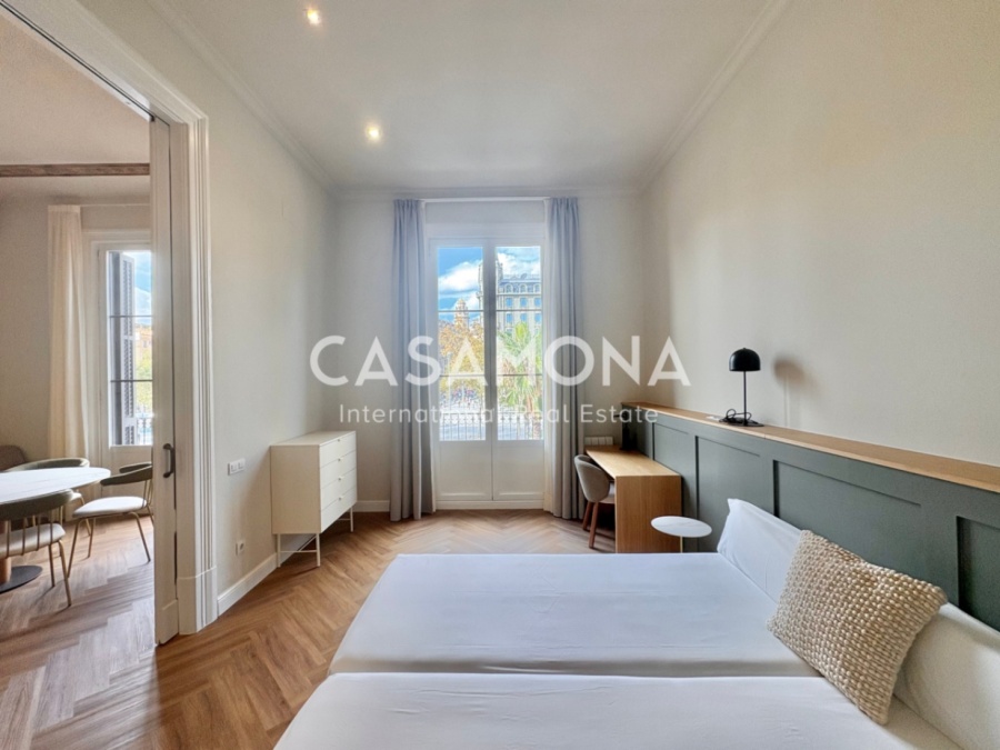 Elegant pis de 3 habitacions amb piscina, una enorme terrassa i vistes excepcionals de la ciutat.