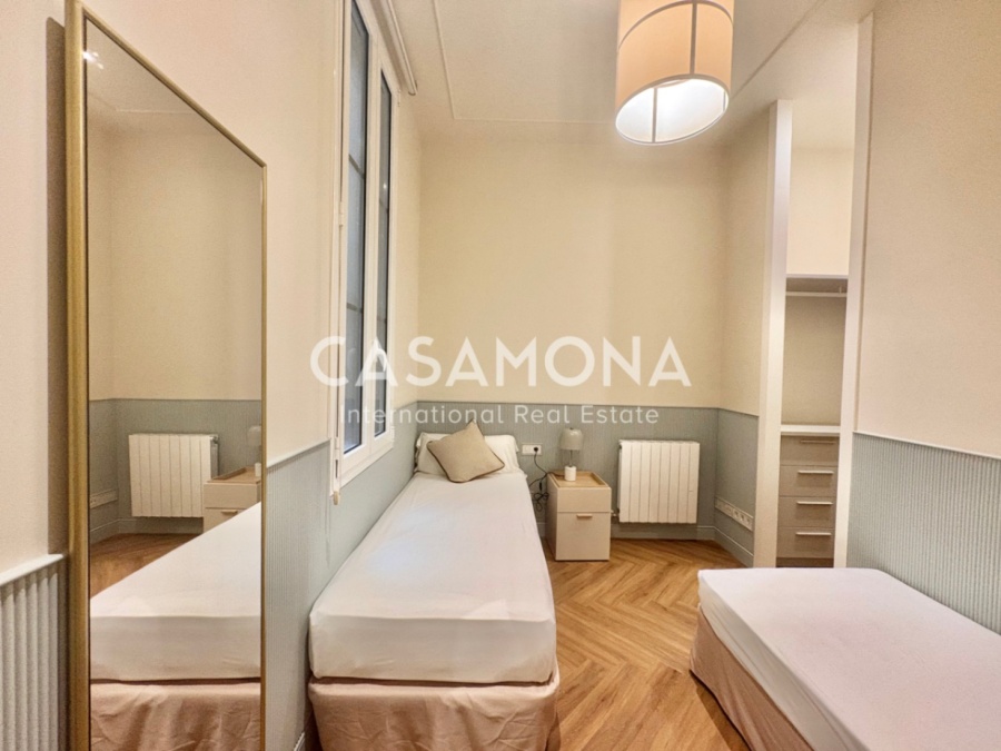 Elegant pis de 3 habitacions amb piscina, una enorme terrassa i vistes excepcionals de la ciutat.