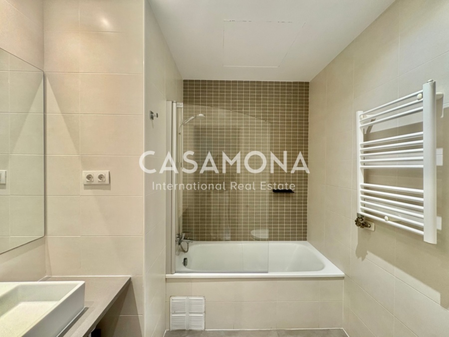 Elegant pis de 3 habitacions amb piscina, una enorme terrassa i vistes excepcionals de la ciutat.