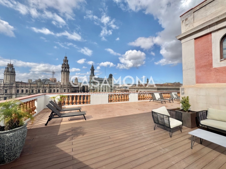 Elegant pis de 3 habitacions amb piscina, una enorme terrassa i vistes excepcionals de la ciutat.