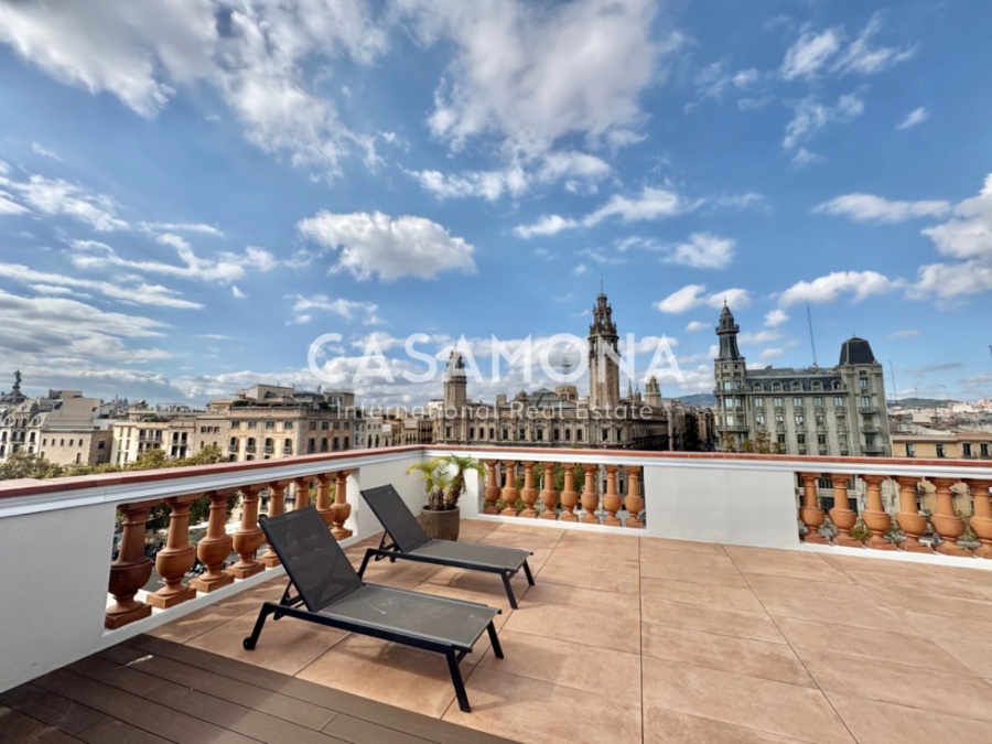 Elegant pis de 3 habitacions amb piscina, una enorme terrassa i vistes excepcionals de la ciutat.
