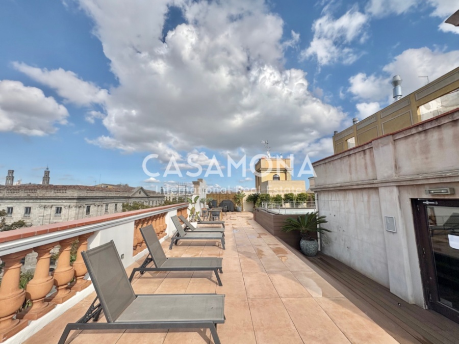 Elegant pis de 3 habitacions amb piscina, una enorme terrassa i vistes excepcionals de la ciutat.