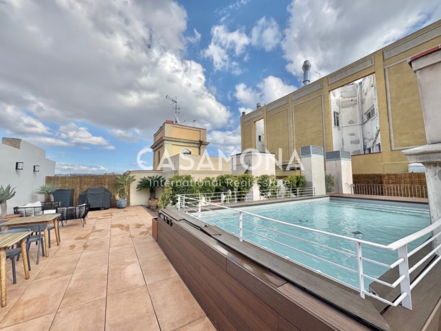 Elegant pis de 3 habitacions amb piscina, una enorme terrassa i vistes excepcionals de la ciutat.