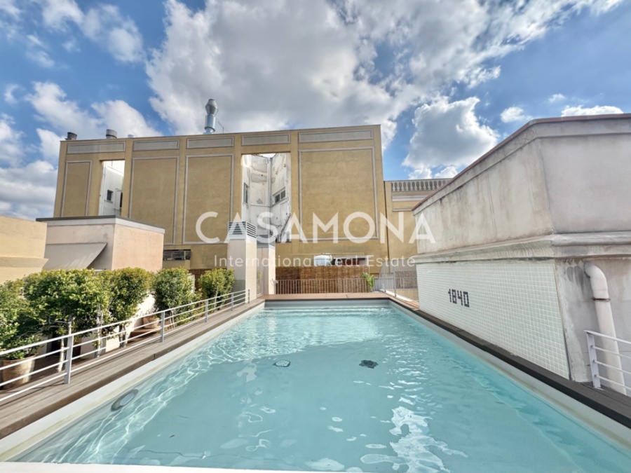 Elegant pis de 3 habitacions amb piscina, una enorme terrassa i vistes excepcionals de la ciutat.